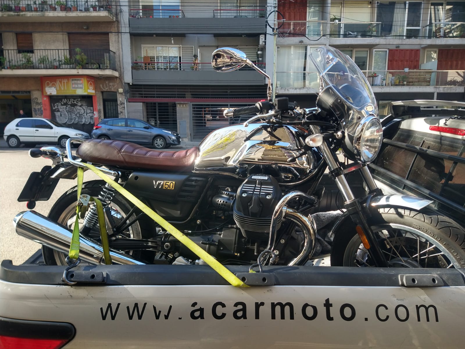 Moto asegurada sobre un vehículo de traslado de Acarmoto