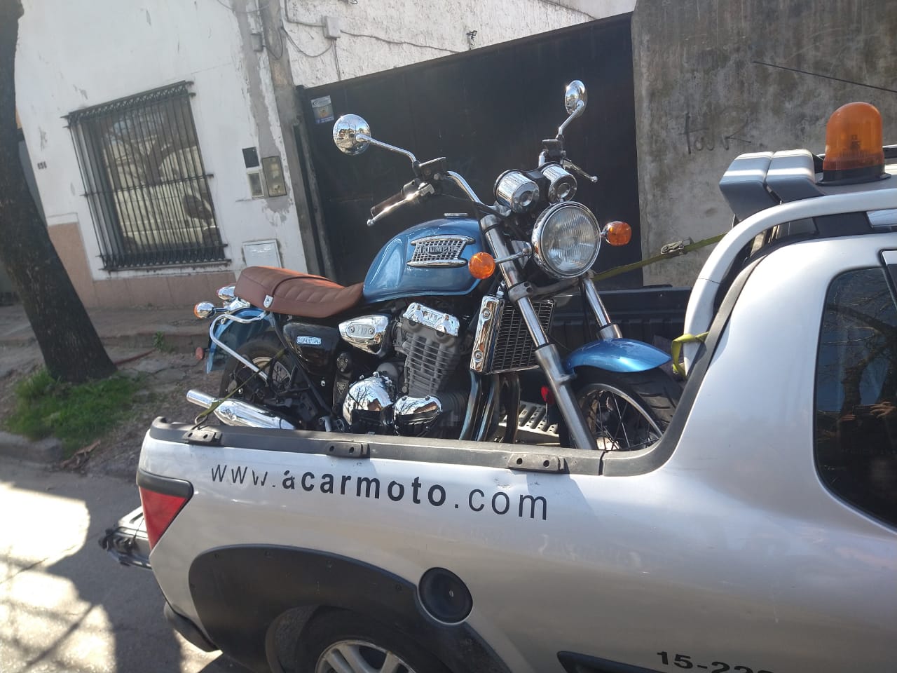 Motovehículo transportado por un vehículo identificado de Acarmoto