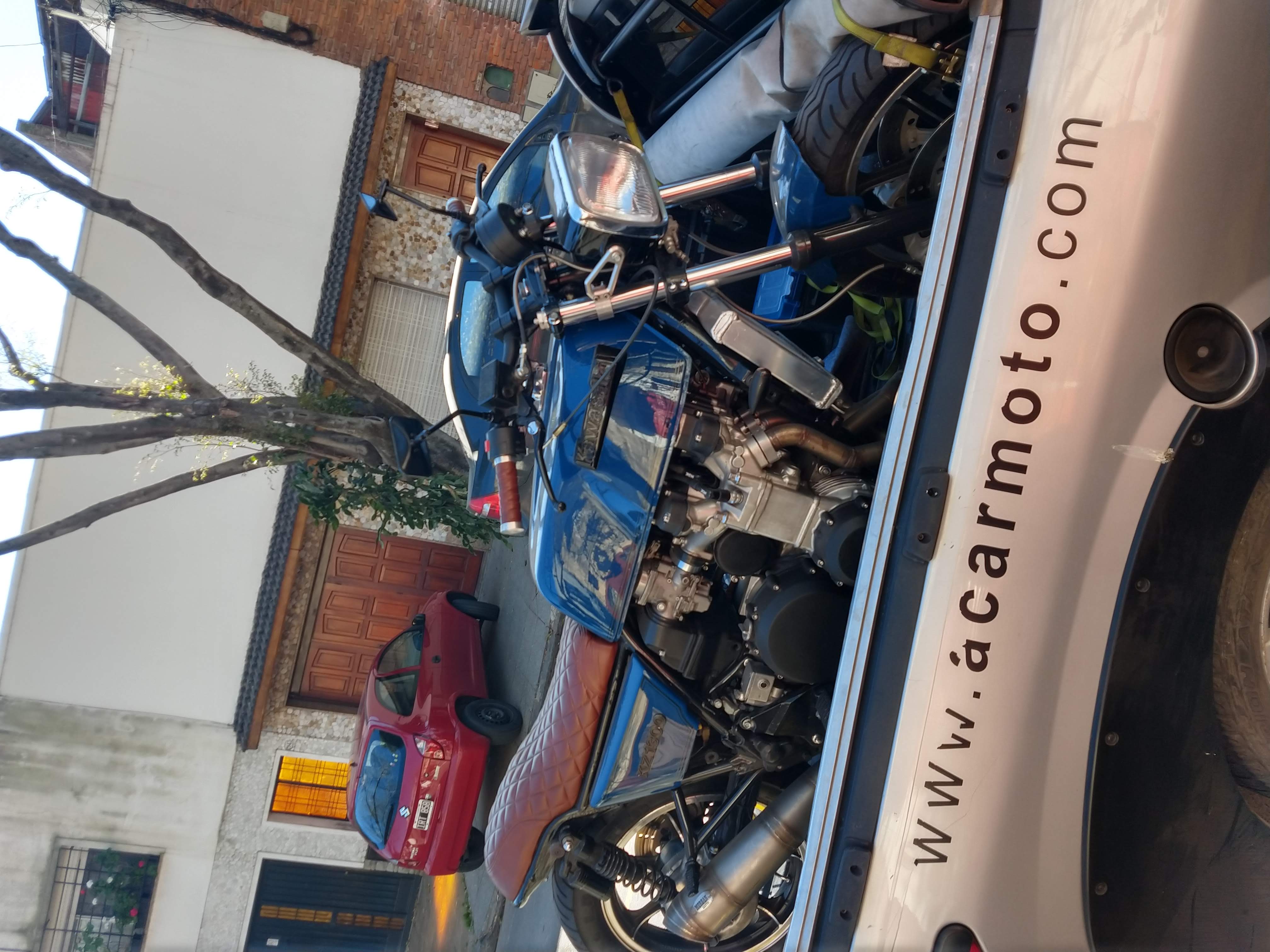 Motovehículos transportados sobre un vehículo identificado de Acarmoto